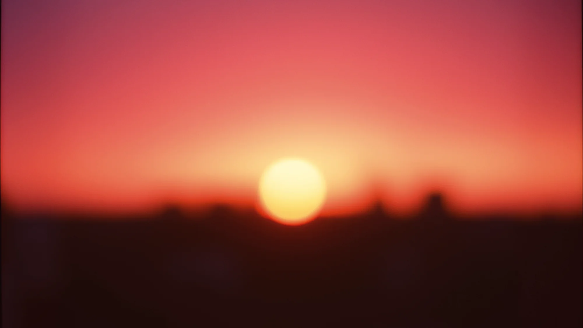 Fotografía de ambiente desenfocada: el amanecer sobre la ciudad.